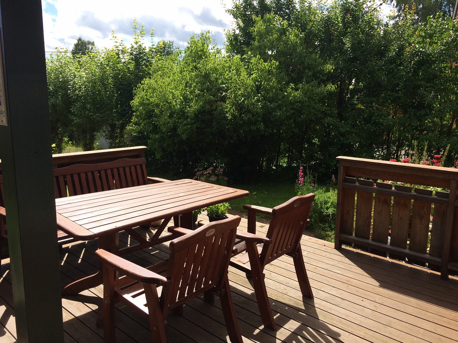 Øvre terrasse utenfor inngangsparti/kjøkken. Hagemøbler medfølger ikke. Galleribilde