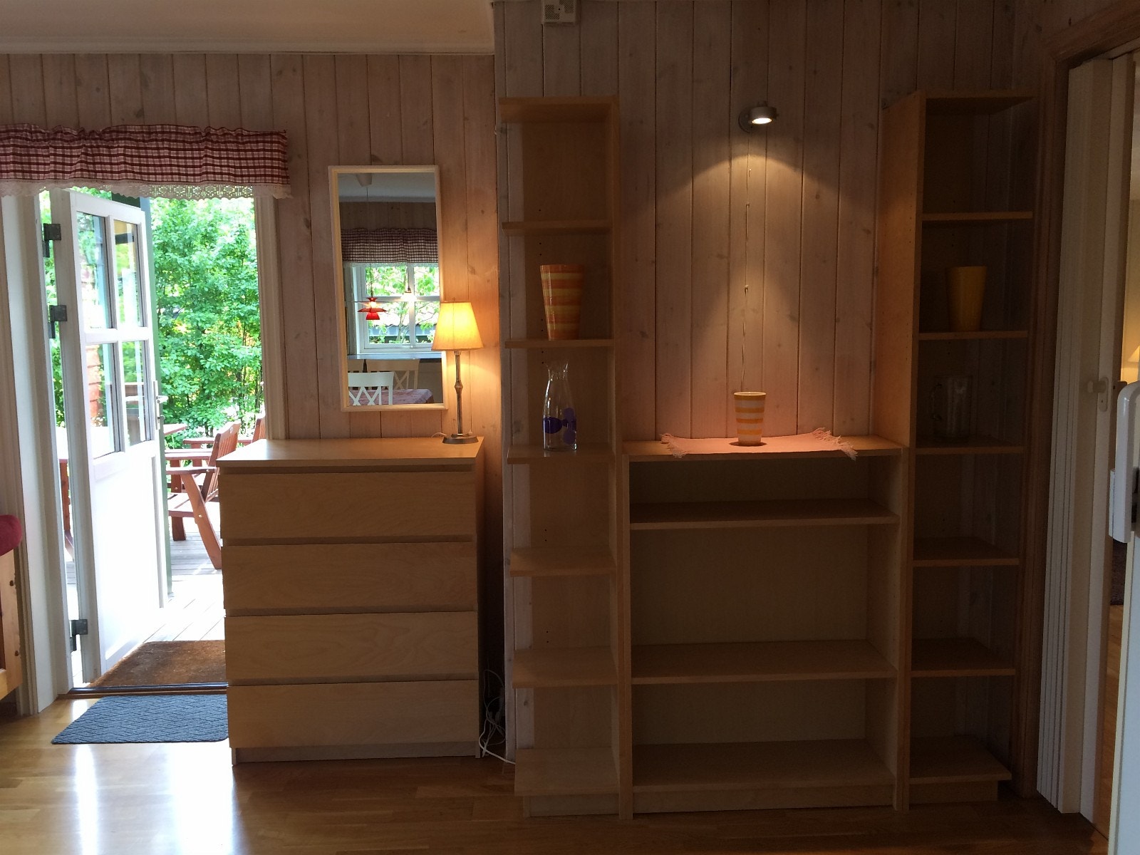 Utgang til øvre terrasse fra kjøkken (møblene på dette bildet medfølger ikke) Galleribilde