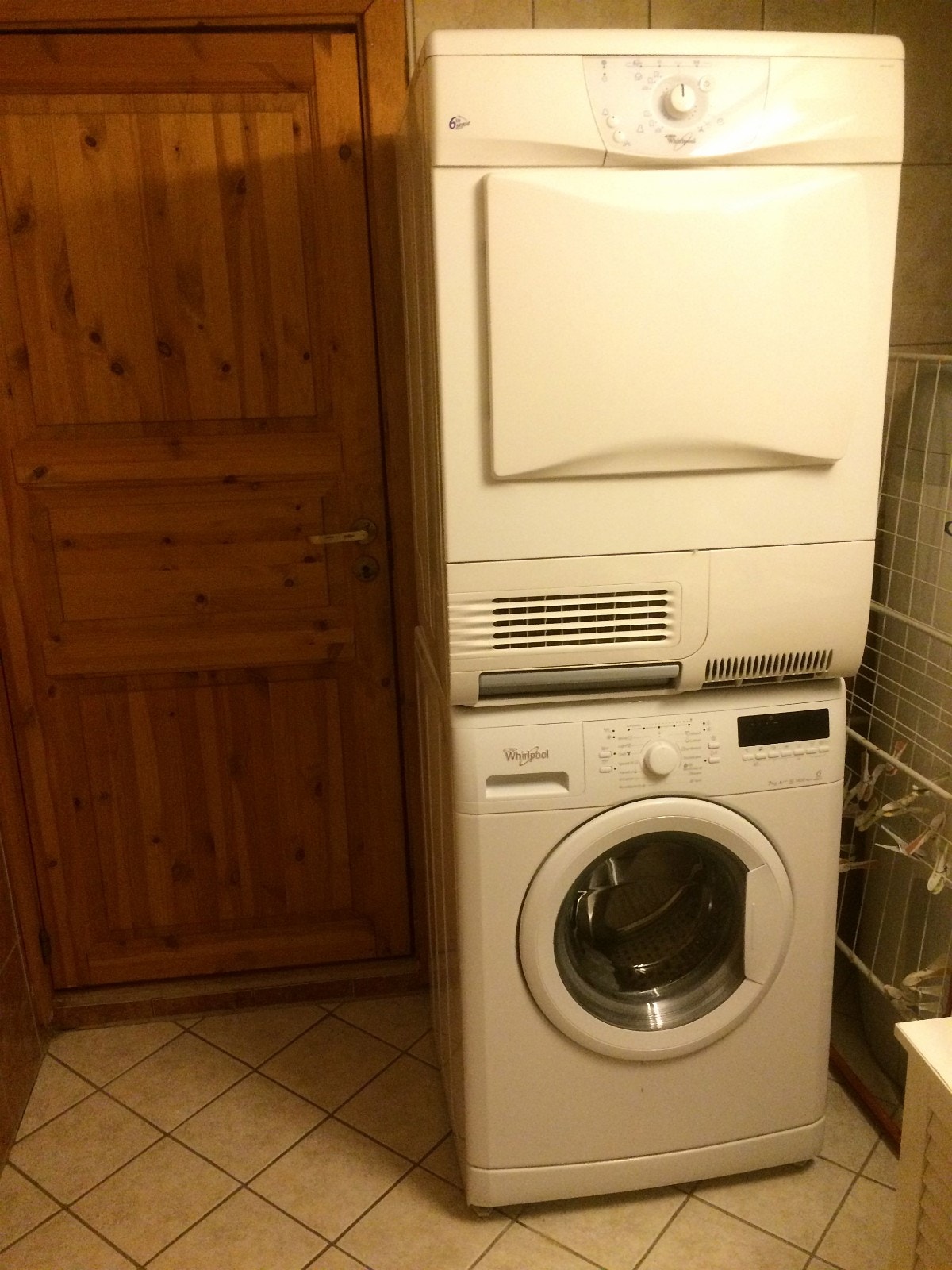 Ny vaskemaskin innkjøpt 2023 (her gammel vist) og eldre tørketrommel, bad i underetasje Galleribilde