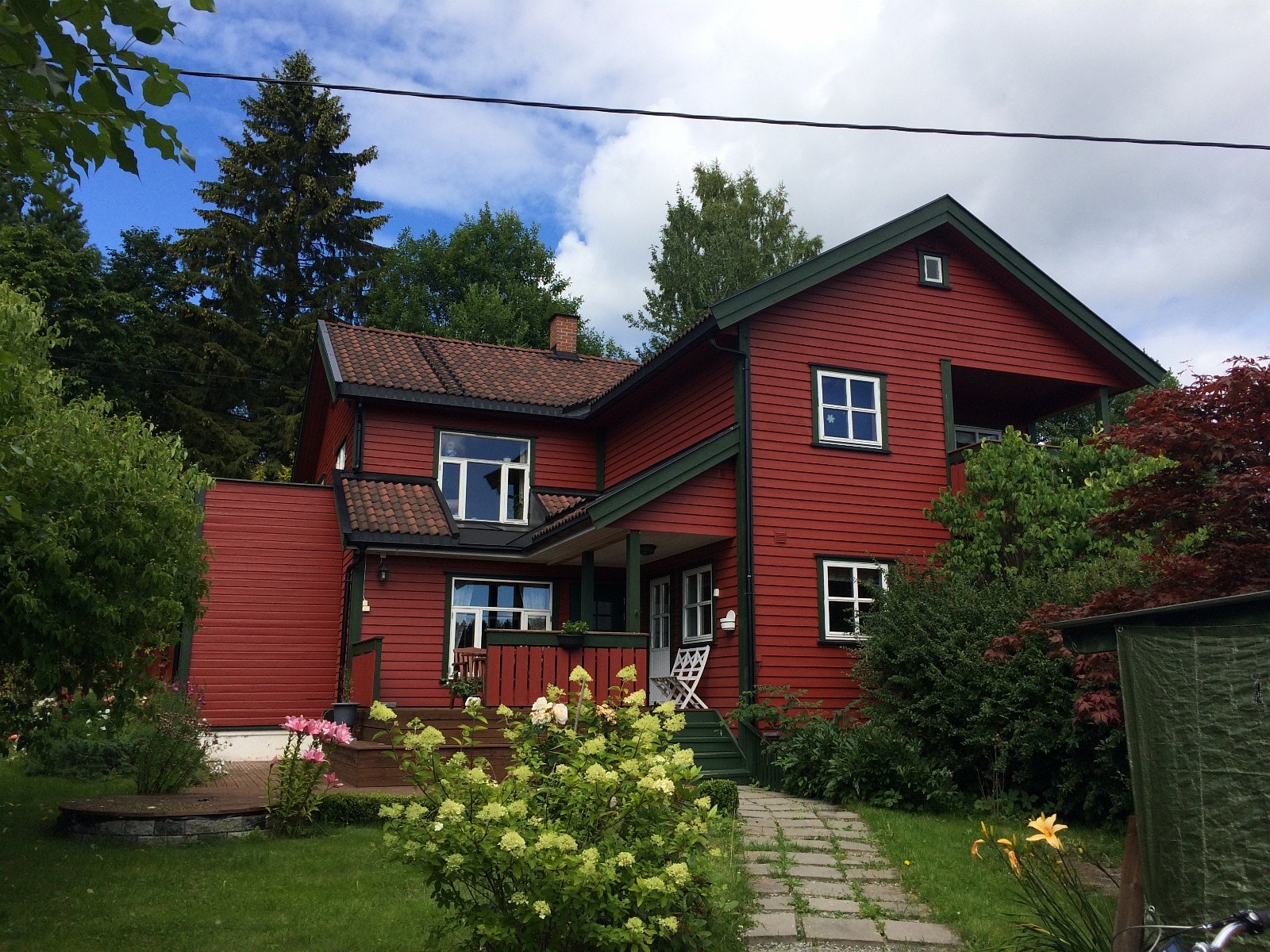 Fasade og inngangsparti. Stien er nå steinlagt på nytt. Hele huset ble utvendig malt i 2022. Galleribilde