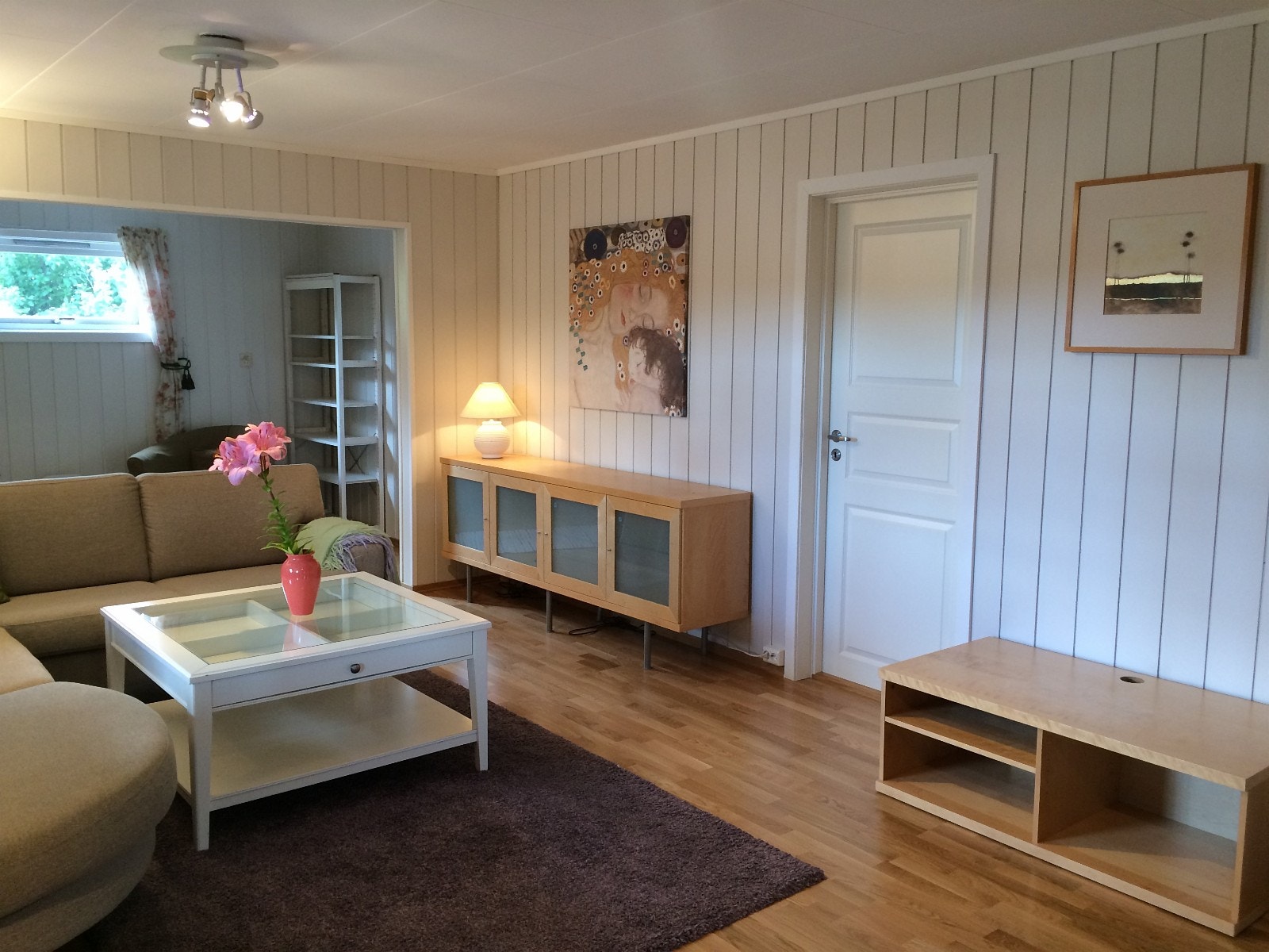 Stue, dør mot soverom 2 (her vist med tidligere møbler) Galleribilde