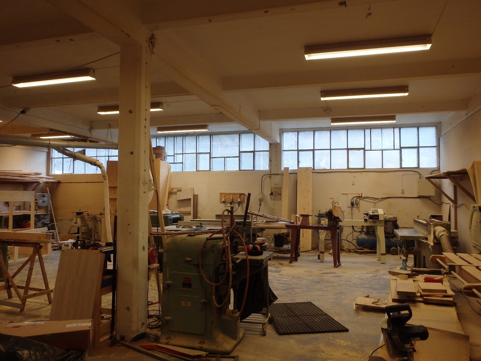 Hus 3, inngang 16 fra gårdsplassen: Snekkeren vår flytter fra byen, maskinverkstedet på 140 kvm blir tømt i løpet av våren. Galleribilde