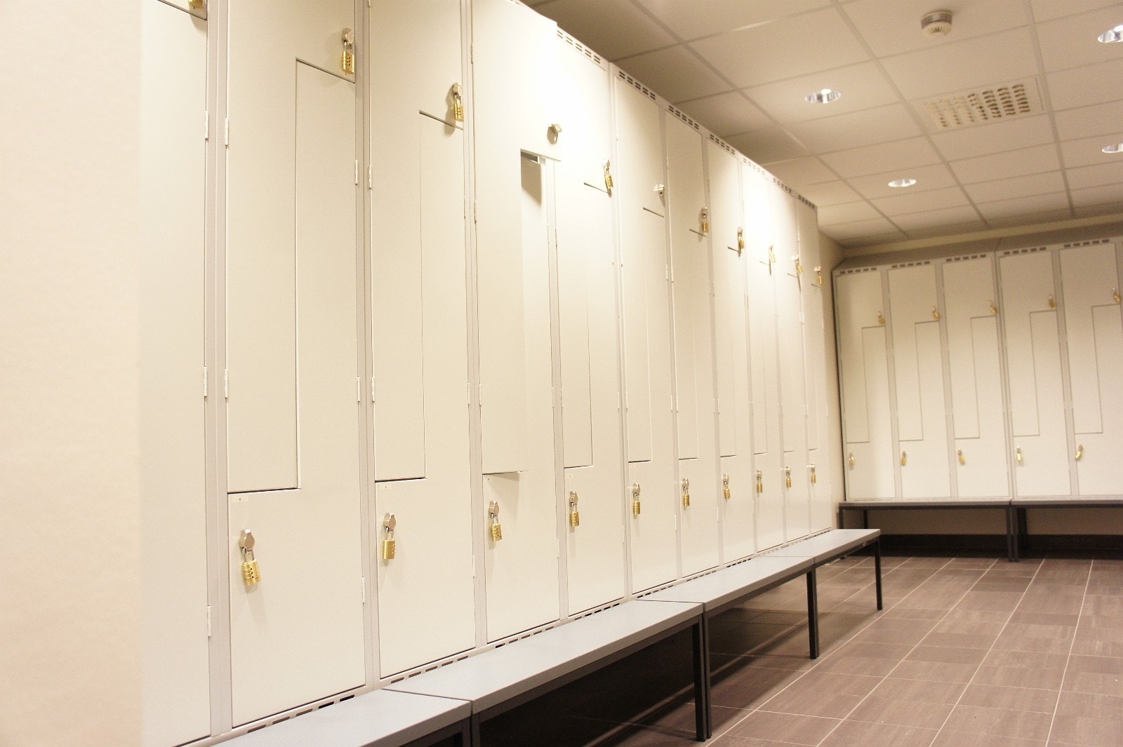 Garderobefasiliteter med praktiske skap til de spreke Galleribilde