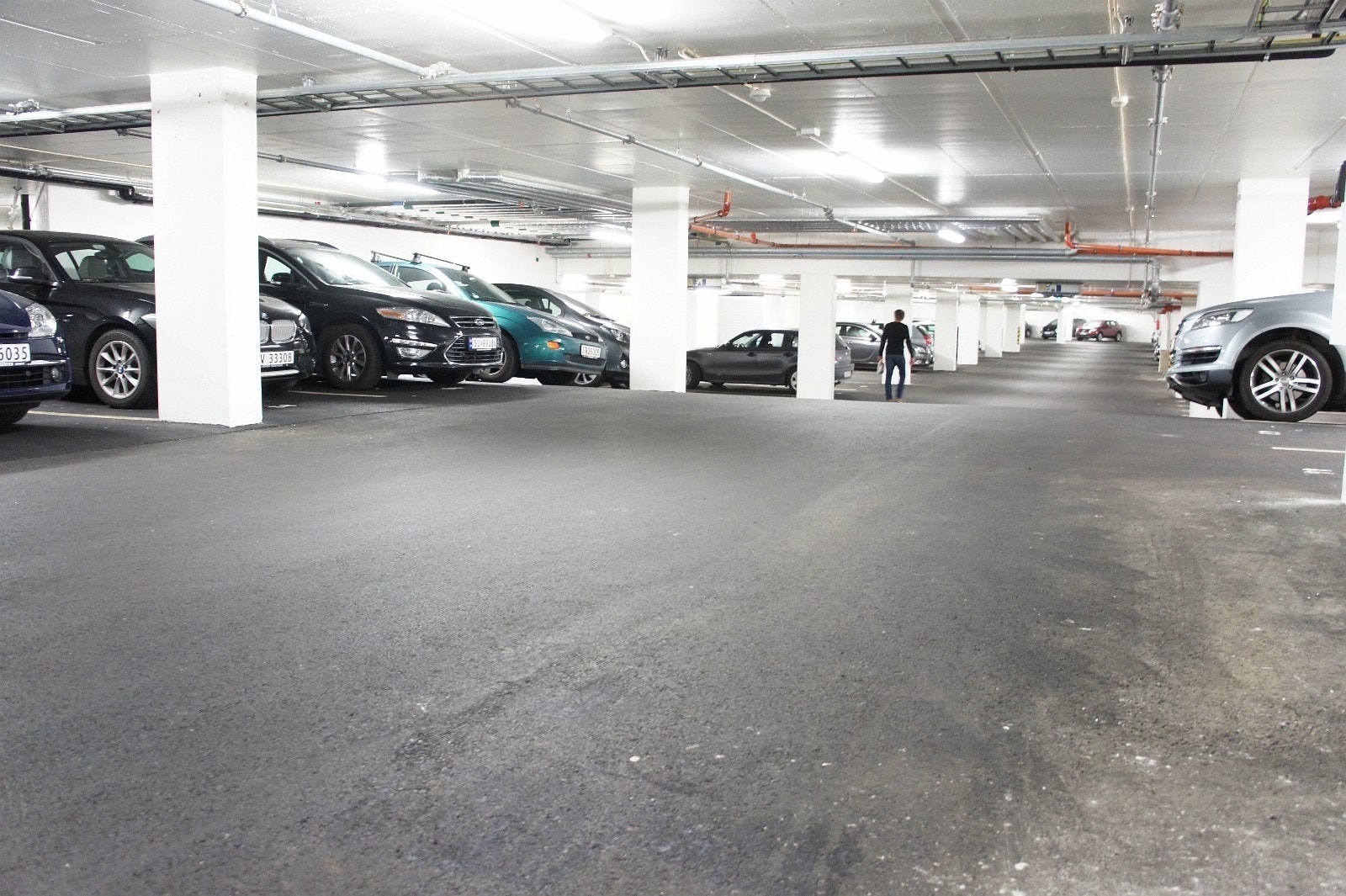 Innendørs parkeringsanlegg. Gjesteparkering er også ivaretatt. Galleribilde