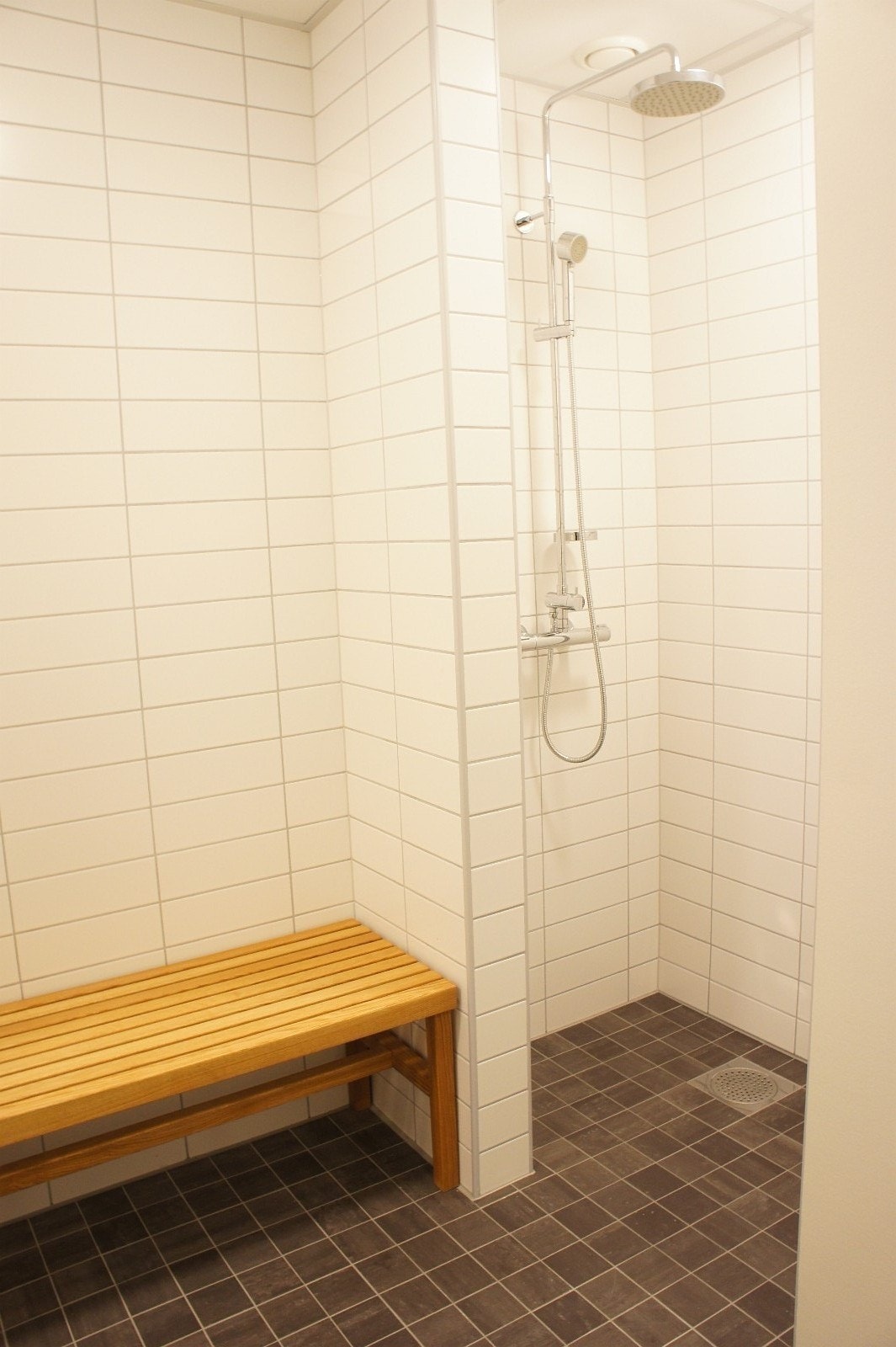 Flotte dusj- og garderobefasiliteter til ansatte Galleribilde