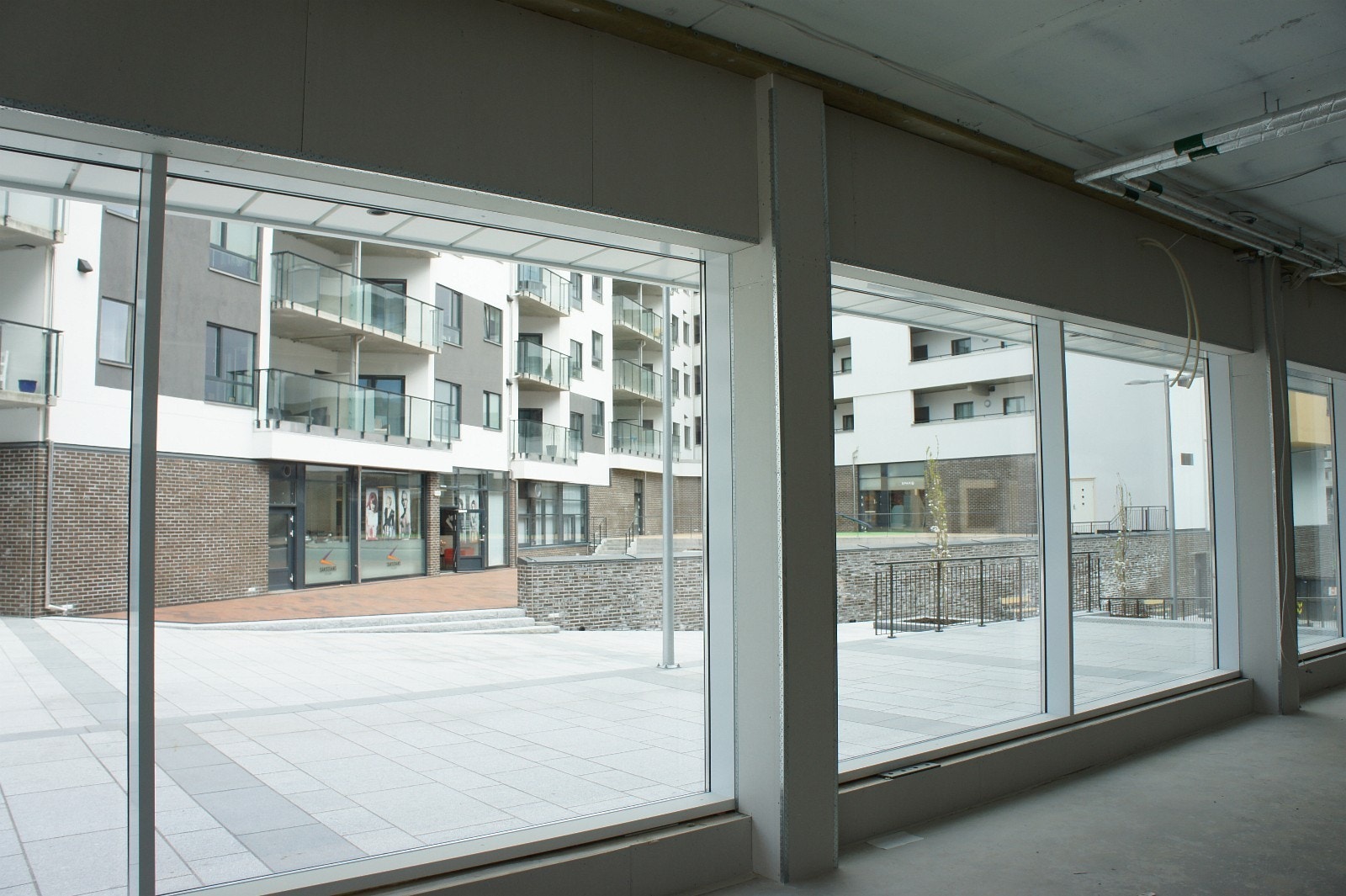 Lokalet har store vindusflater ut til de flotte omgivelsene Galleribilde