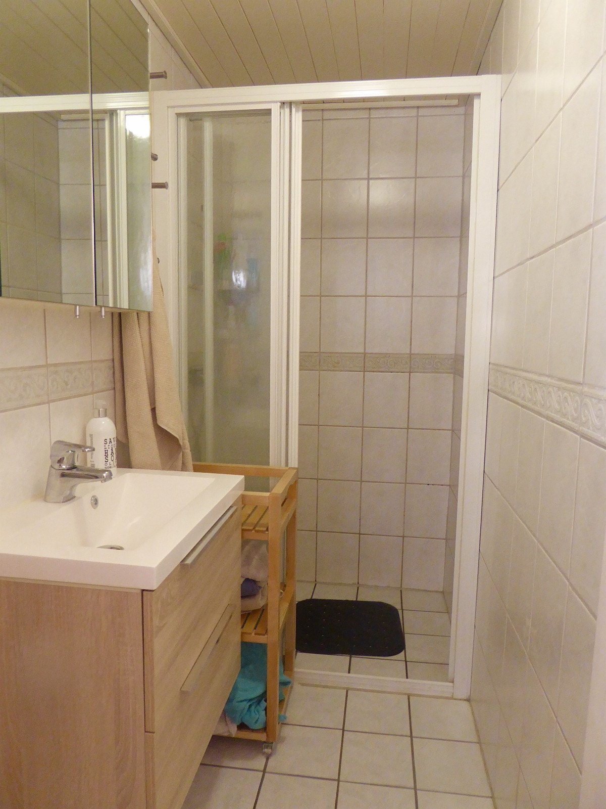 Flislagt bad med moderne innredning Galleribilde