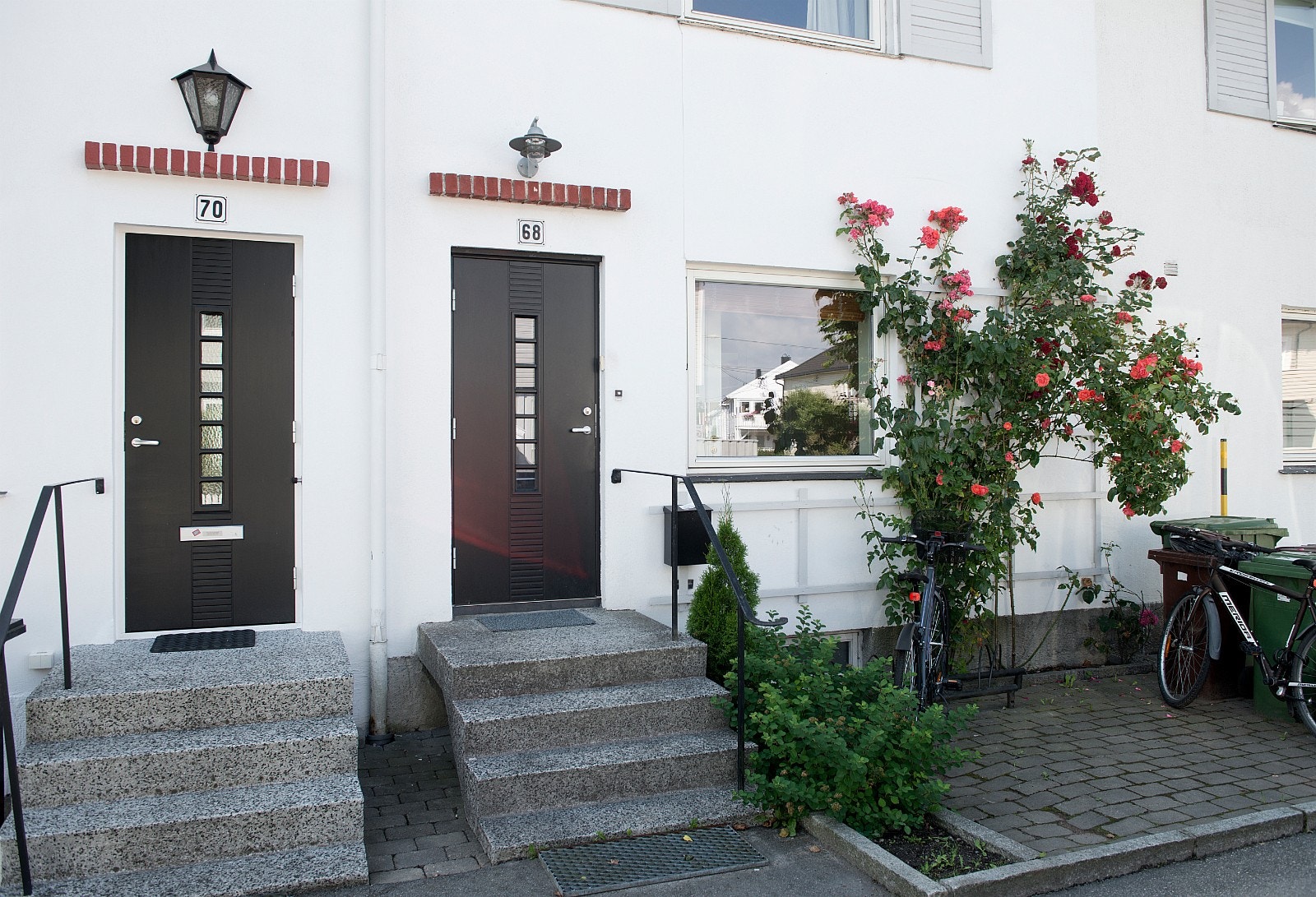 Fasade mot marviksveien med god sykkel parkering. Galleribilde