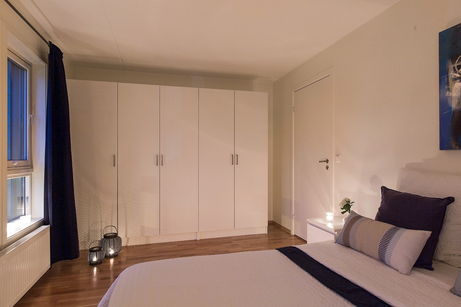 Soverom med tre doble og ett enkelt garderobeskap til klær Galleribilde