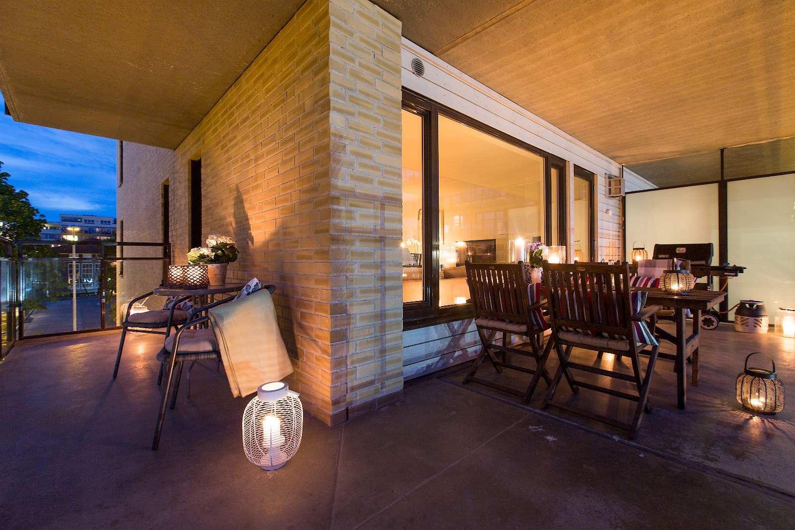 Fasade i vakker teglstein og trepanel bidrar til et flott uterom Galleribilde