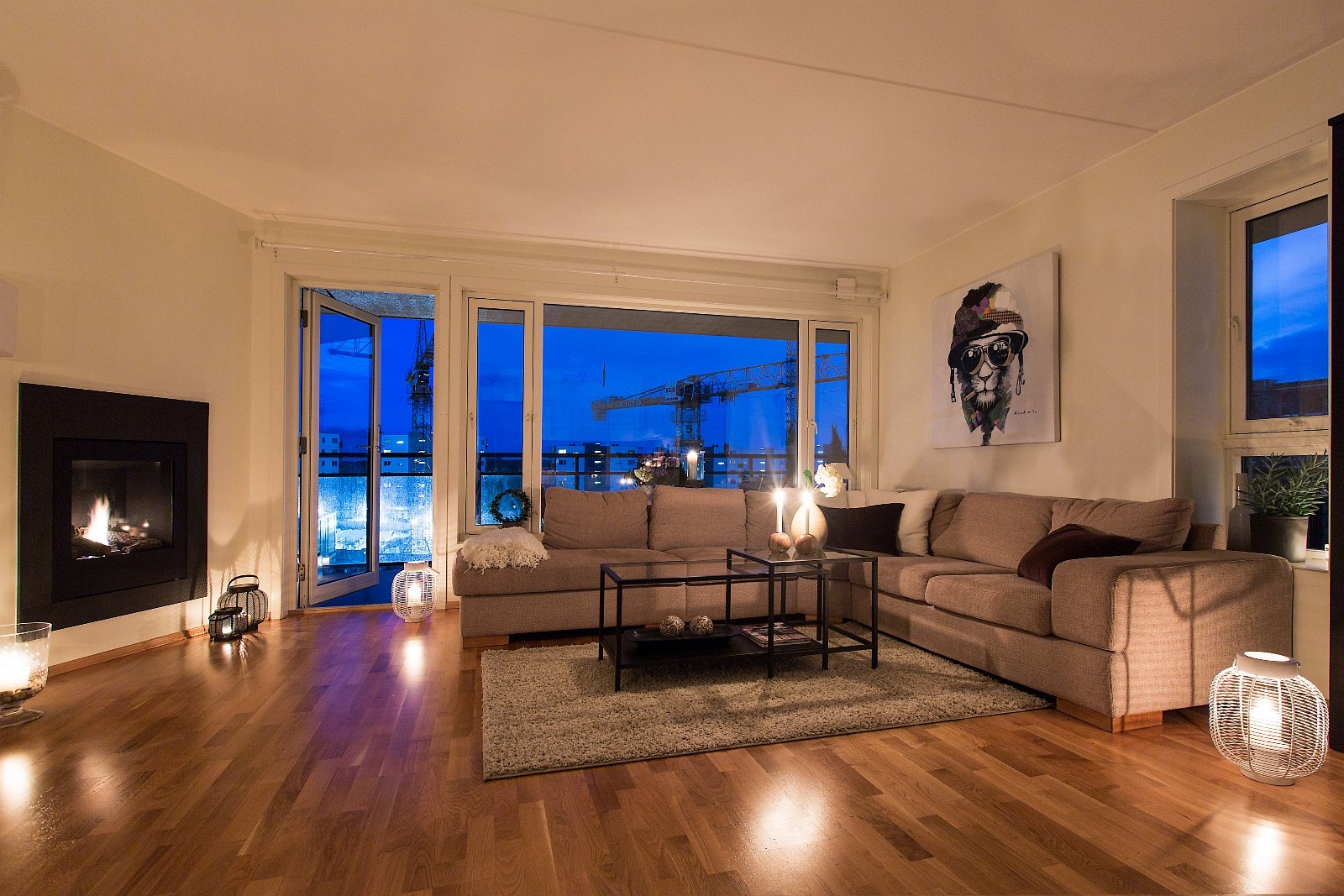 Lys stue med store vindusflater på to sider Galleribilde