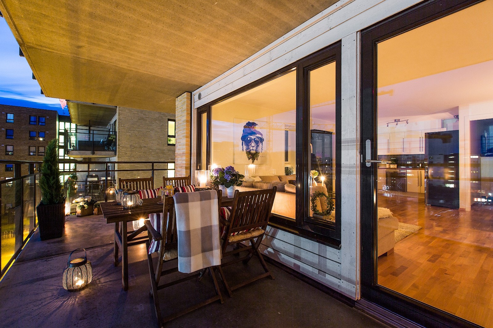 Stor hjørnebalkong på 21 kvm som er sydvestvendt mot gårdhage Galleribilde