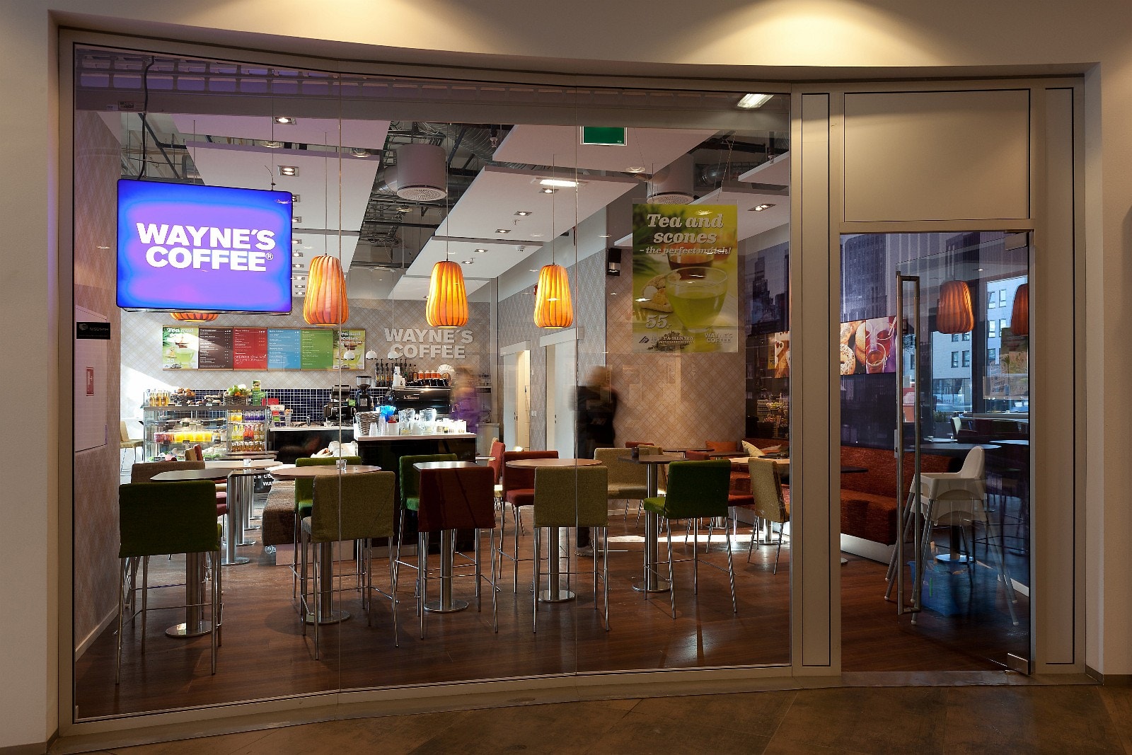 Ta en kaffe på Wayne's eller benytt deg av en de mange andre tilbudene på Løren Galleribilde