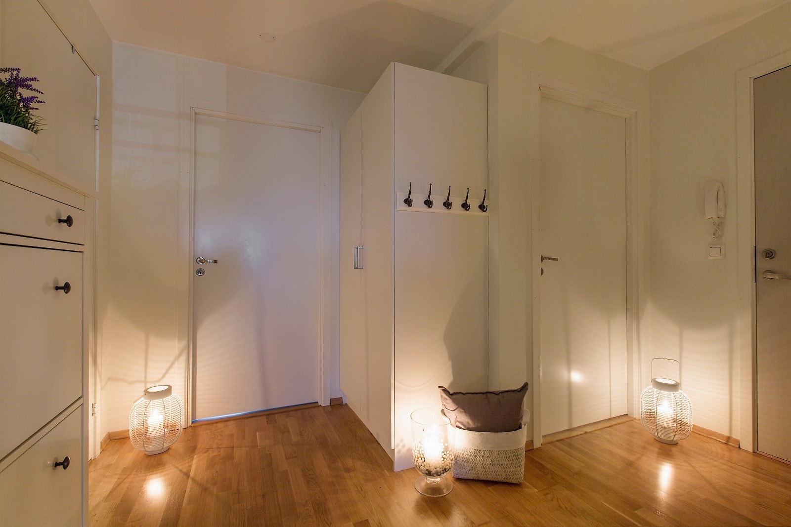 Entré med plass til garderobeskap, samt skyvedørsgarderobe i gang - last ned prospekt Galleribilde