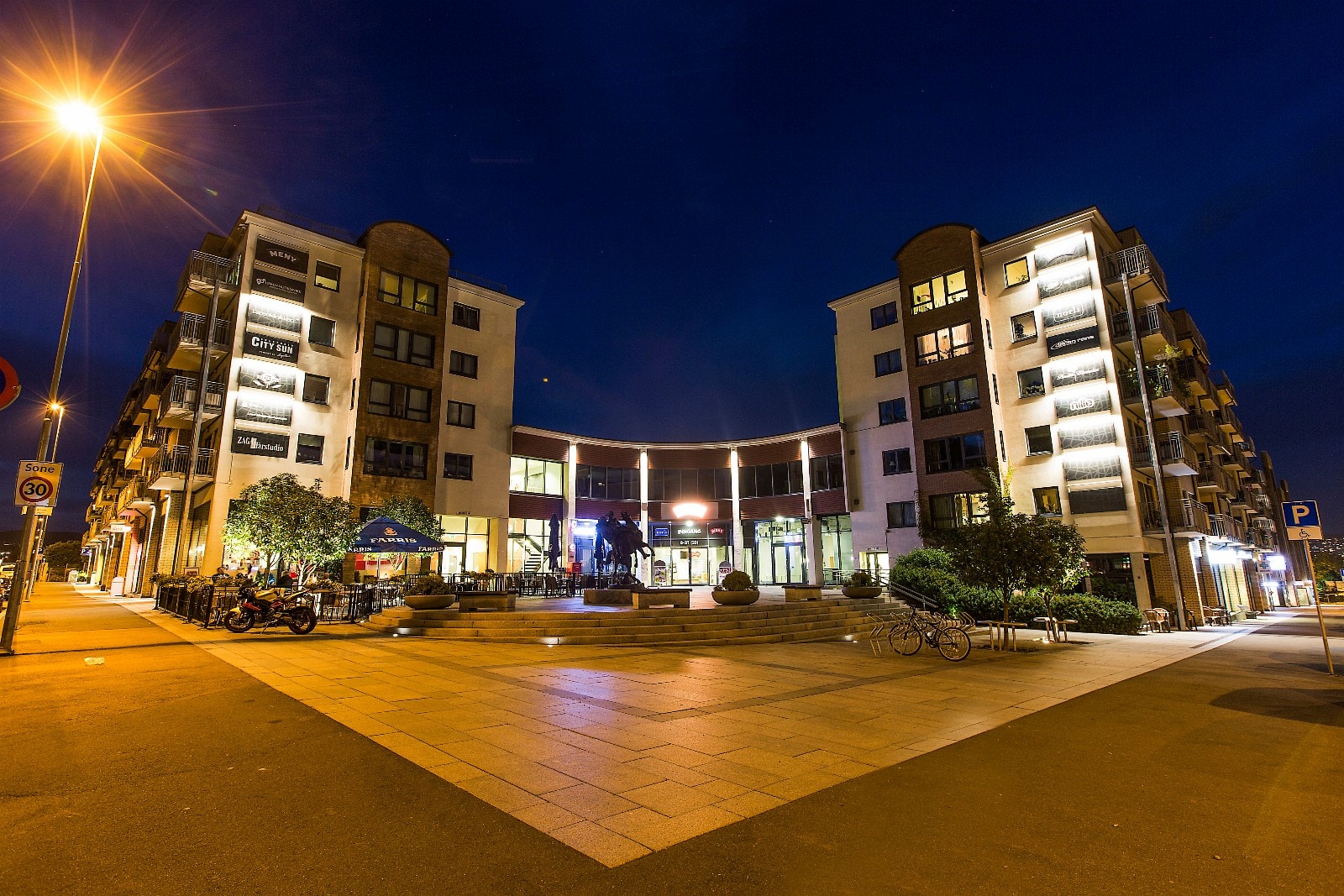Løren Torg med sine gode servicetilbud Galleribilde