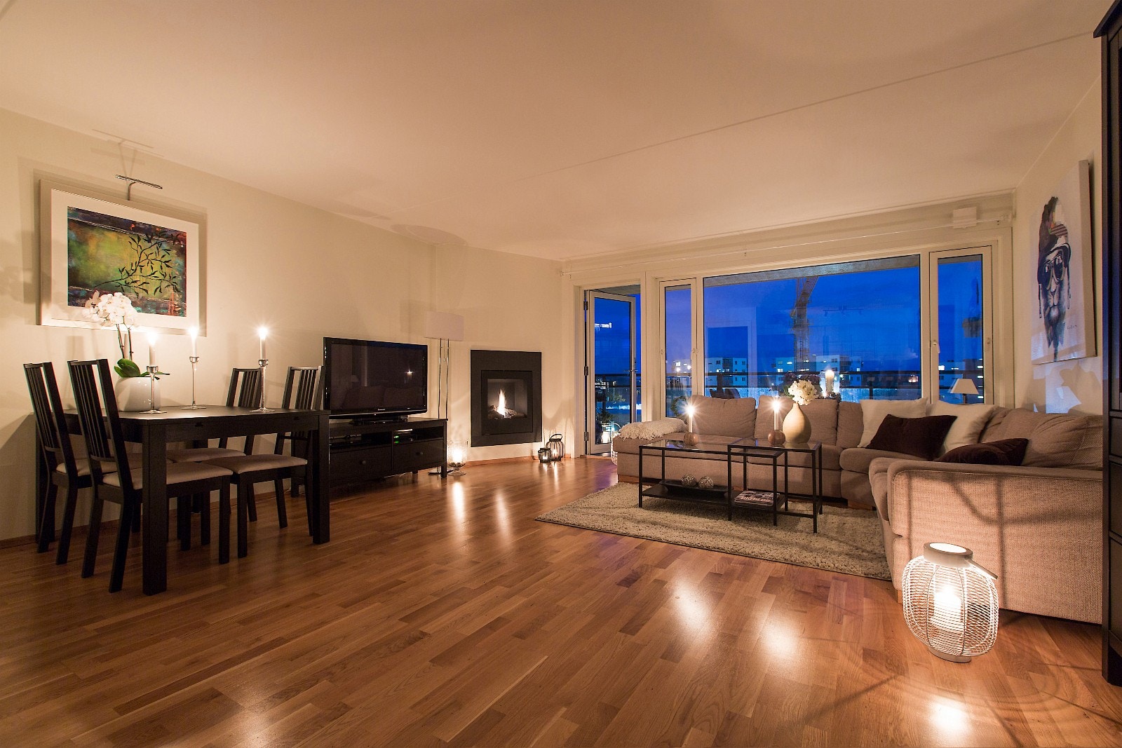 Stor stue med gasspeis og utgang til sydvestvendt balkong Galleribilde