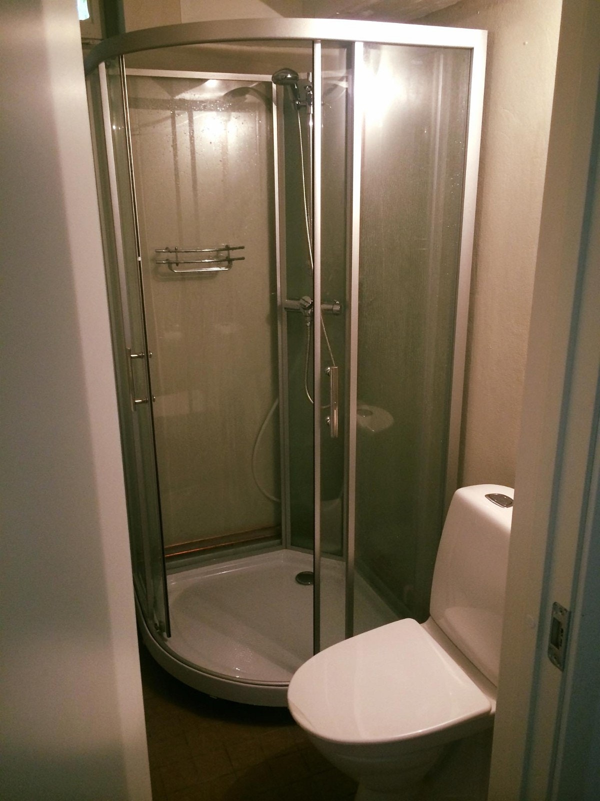 Bad med dusjkabinett, vask, toalett og vaskemaskin Galleribilde