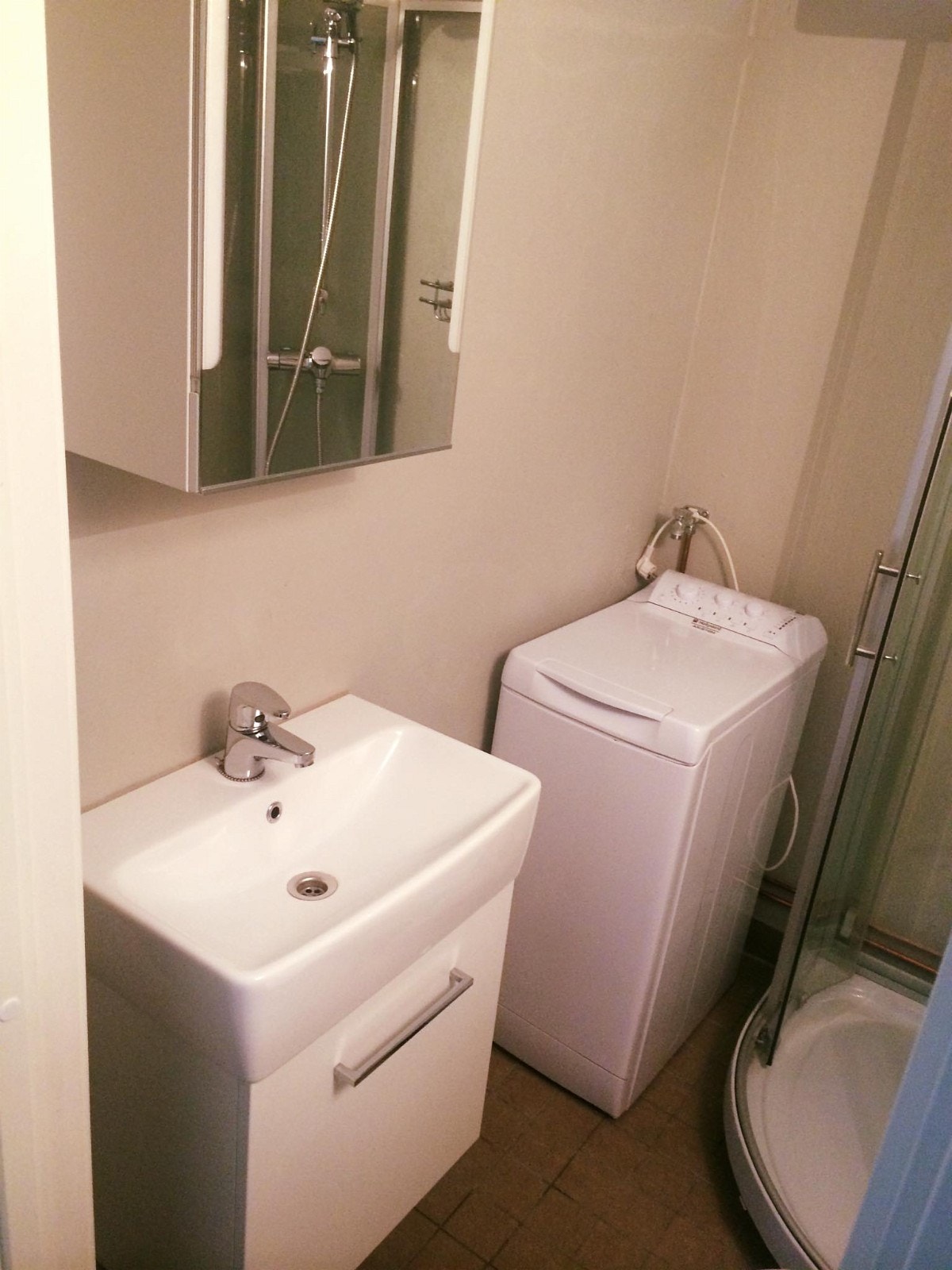 Bad med dusjkabinett, vask, toalett og vaskemaskin Galleribilde