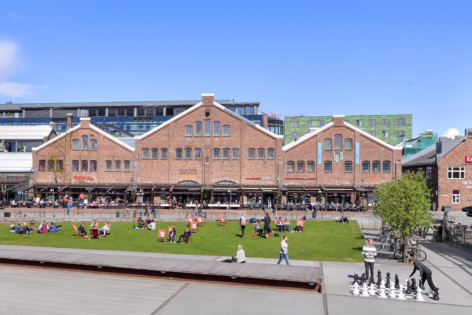 Solsiden som byr på blant annet restauranter, uteliv og butikker ligger drøye 10 minutters gange fra eiendommen. Galleribilde