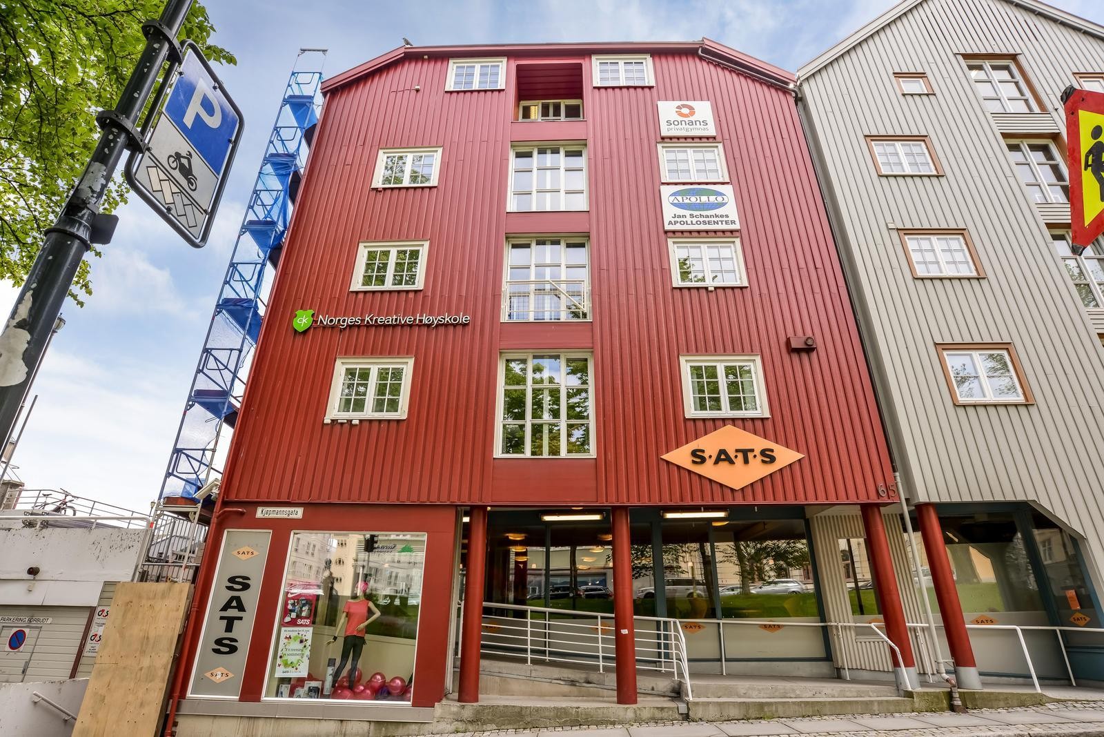 Norges Kreative Høgskole ligger ca. 1,6 km fra eiendommen. Ca. 20 minutters gange. Galleribilde