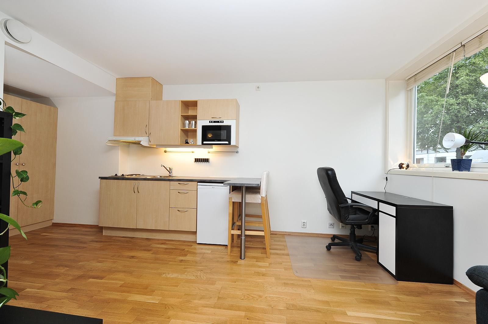 Oppholdsrom sett fra sofagruppe. Galleribilde