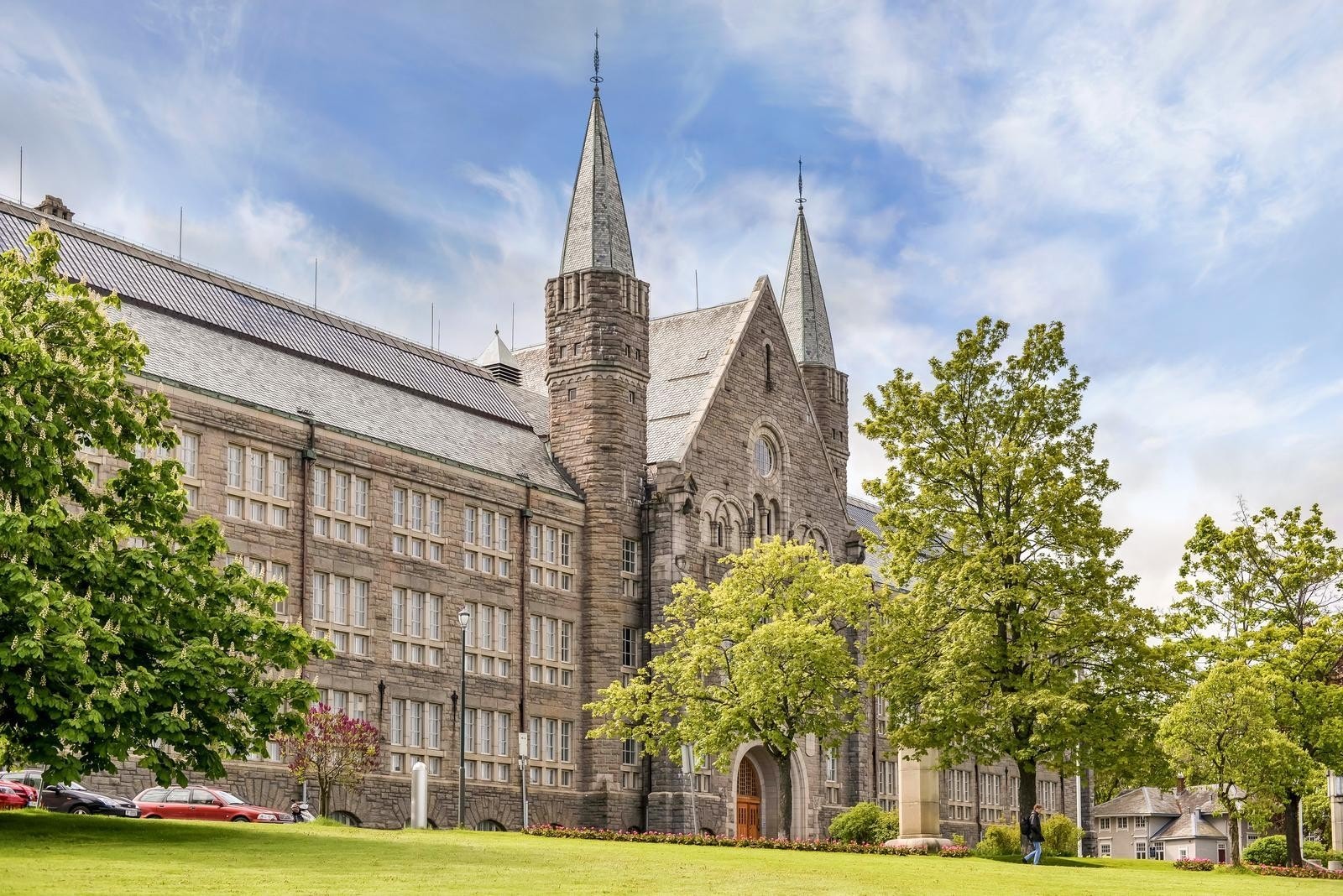 NTNU Gløshaugen ligger ca. 2,6 km fra eiendommen. Sykkeltur på ca. 10 minutter. Galleribilde