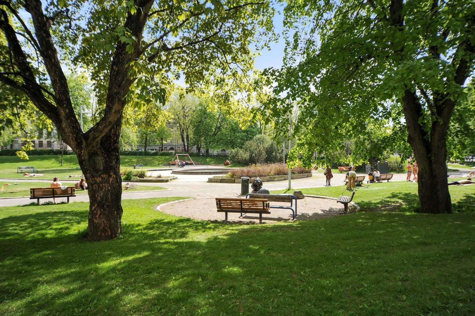 Lamo parken med fine fasiliteter for både stor og liten kun 150 meter fra eiendommen Galleribilde