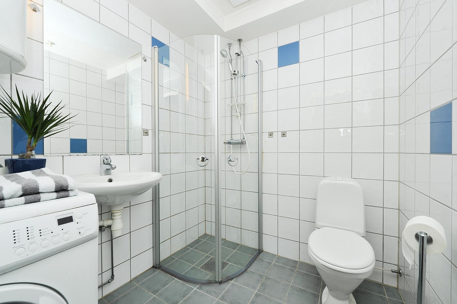 Badet har servant, wc og dusjhjørne. Galleribilde