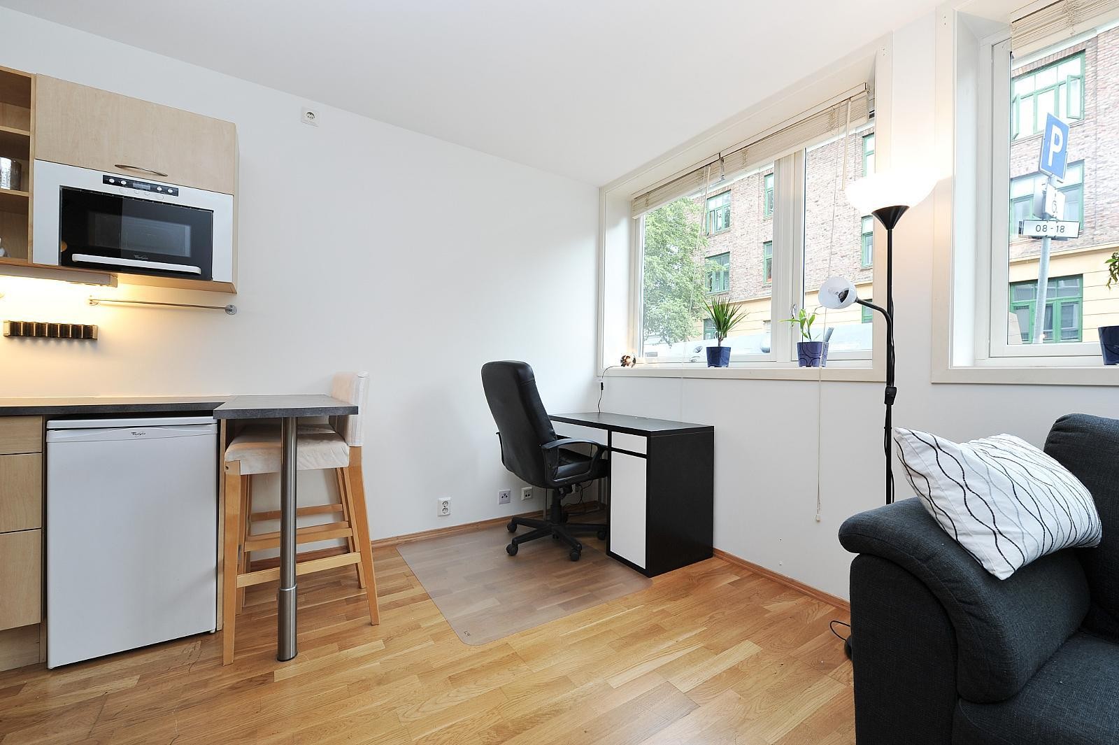 Stue/oppholdsrom med arbeidsplass. Galleribilde