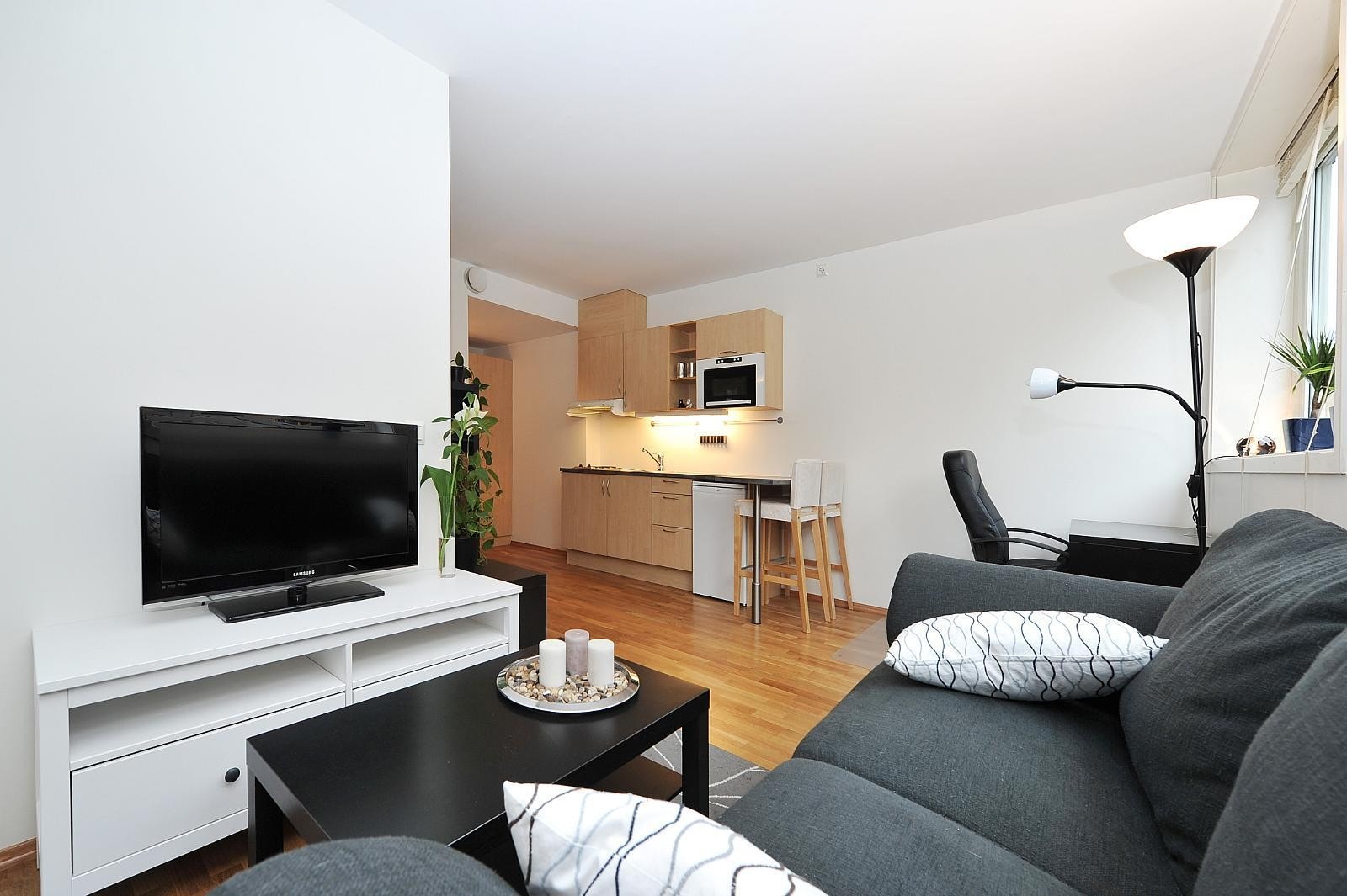 Det er plass til både en sofagruppe og en arbeidsplass på oppholdsrommet. Galleribilde