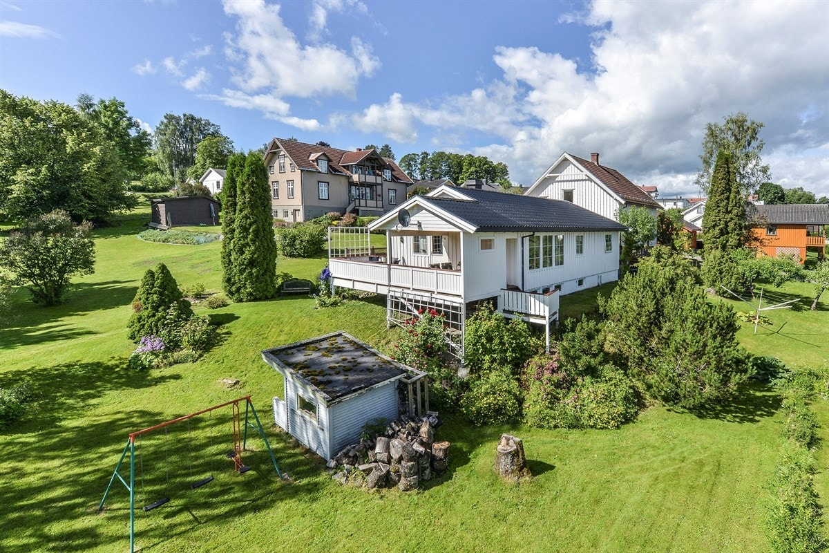 Stor og romslig tomt med flott nedre hage. Galleribilde