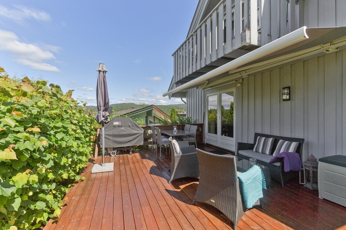 Terrasse med utgang fra stuen. markise og god plass til utemøbler. Galleribilde