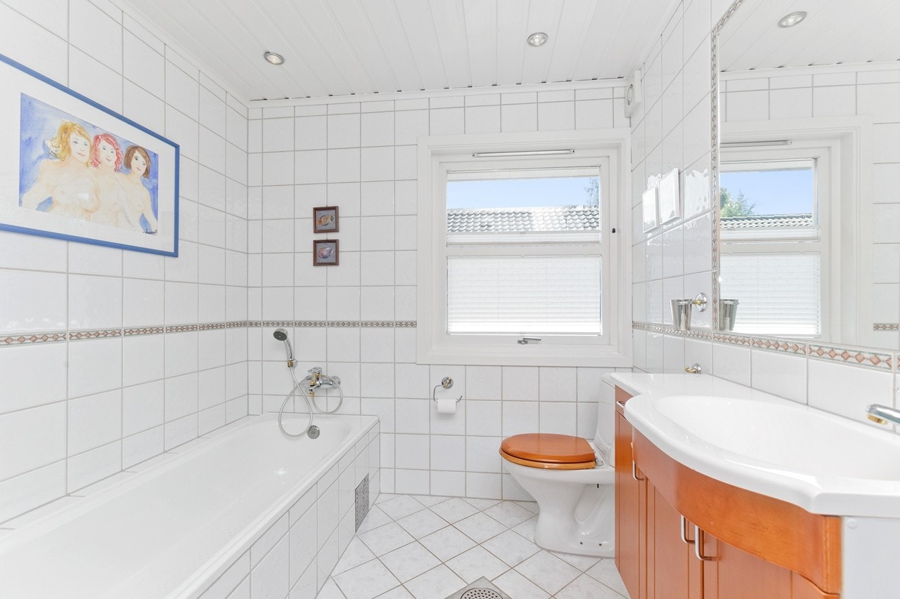 Hovedbadet har innfliset badekar og stort vindu. Galleribilde