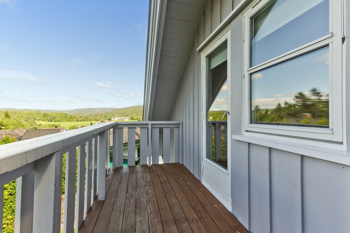 Balkong ut fra ett soverom i 2 etg. med fin utsikt. Galleribilde