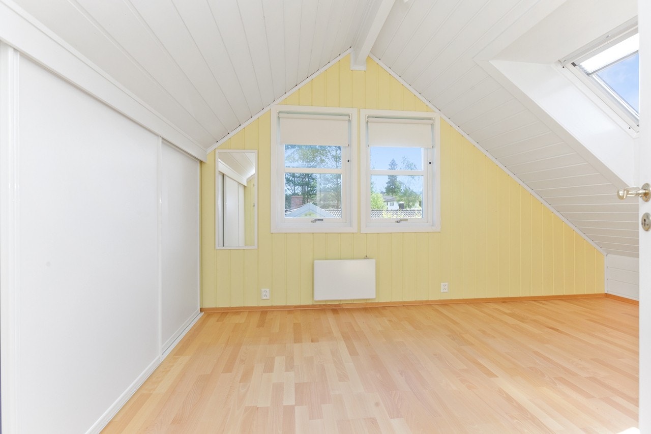 Soverom 3, med skyvedørsgarderobe som er tilpasset rommet. Veluxvindu i taket. Galleribilde