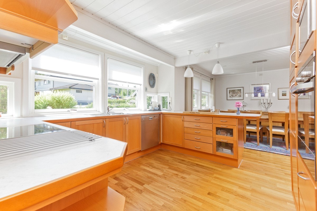 Kjøkkenet har godt med vindu og benkeplass. Galleribilde