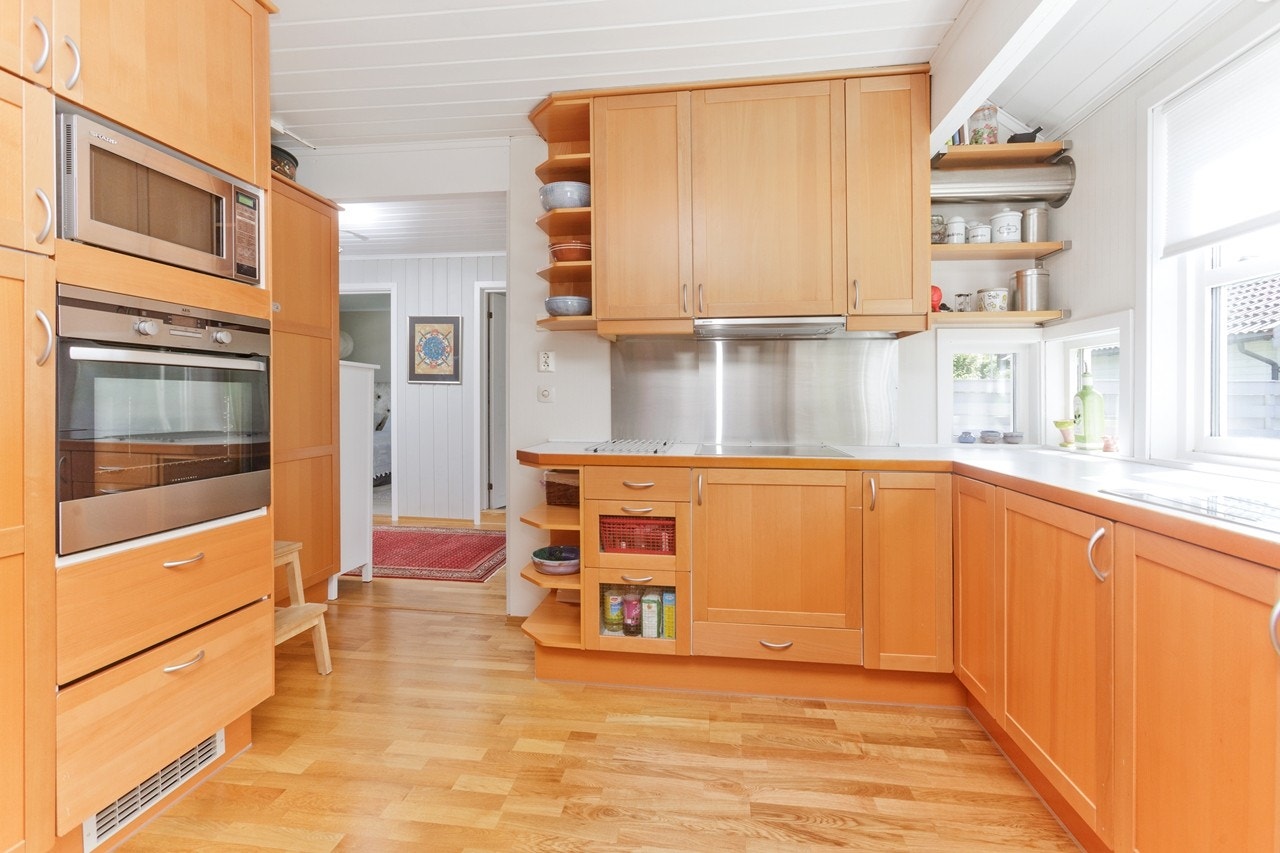 Kjøkken med integrerte hvitevarer og godt med skap. Galleribilde