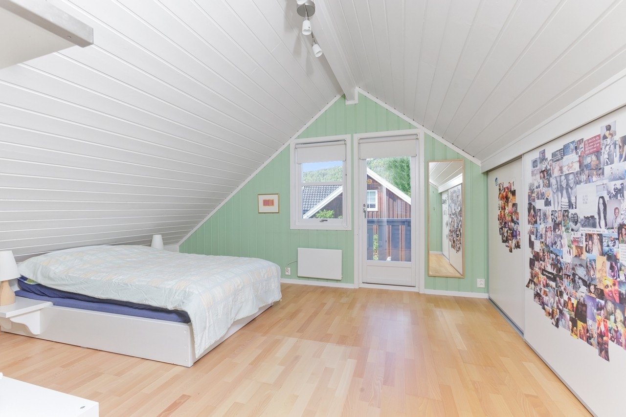 Soverom 2, med utgang til balkong. Skyvedørsgarderobe i knevegg som er tilpasset rommet. Galleribilde