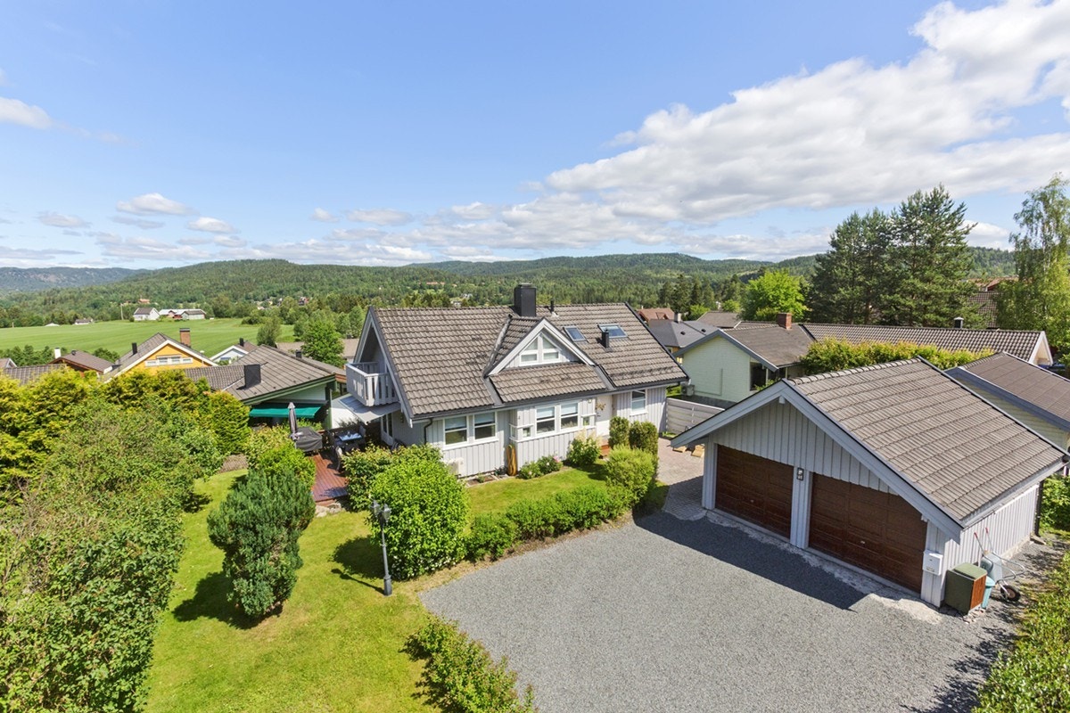 Velkommen til Mellomskarva 4. Eiendommen ligger fint til i landlige omgivelser, med stor fin hage og dobbel garasje. Solrik beliggenhet. Galleribilde