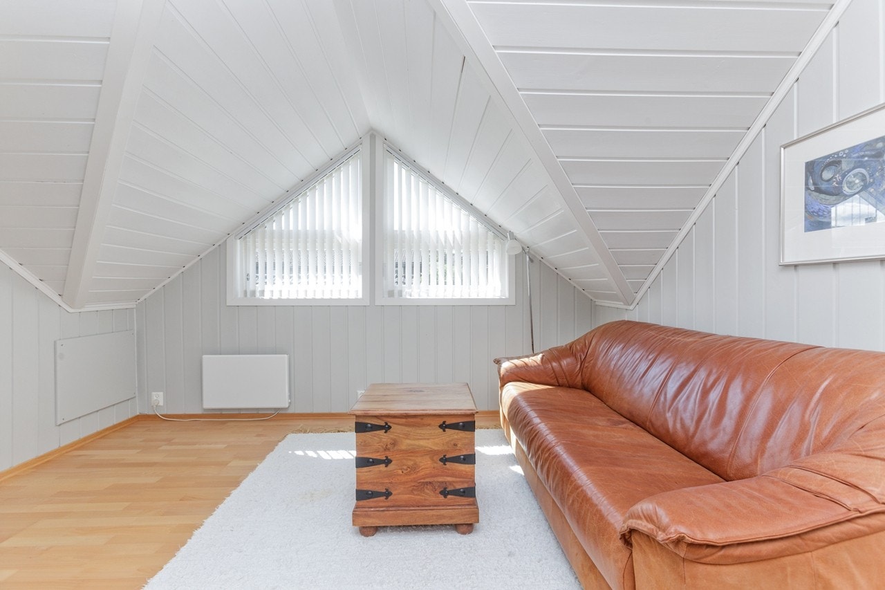 Loftstue med plass til sittegruppe. Galleribilde