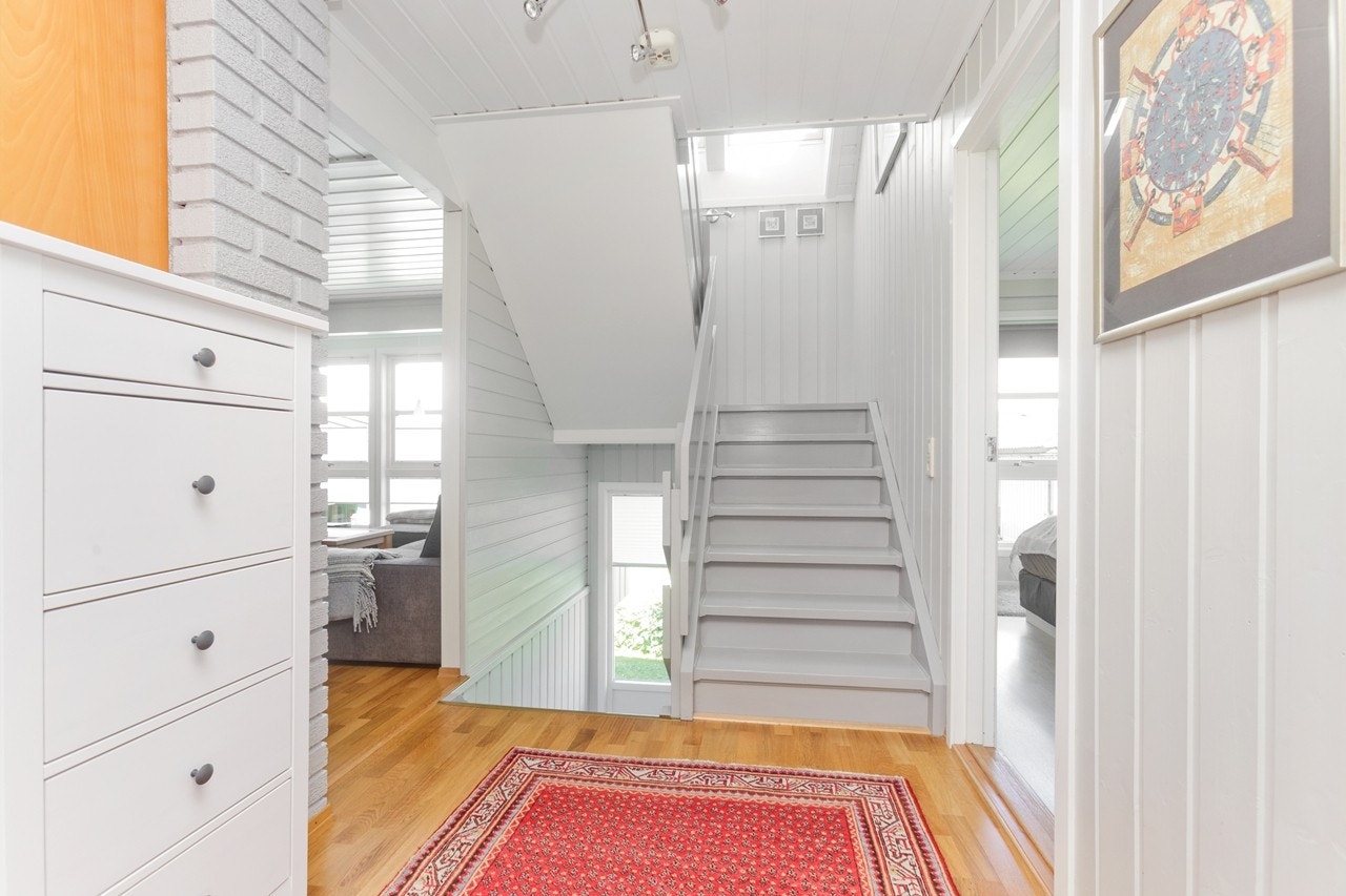 Trapper og trapperom til etasjene er malt i hvit og en lys hvit-grå nyanse, som gjør det lyst og åpent. Galleribilde