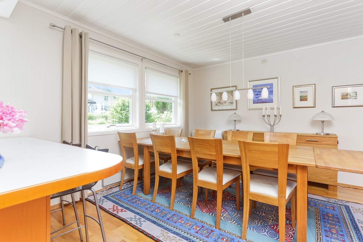 Spisestue rett ved kjøkkenet, med plass til langbord. Galleribilde