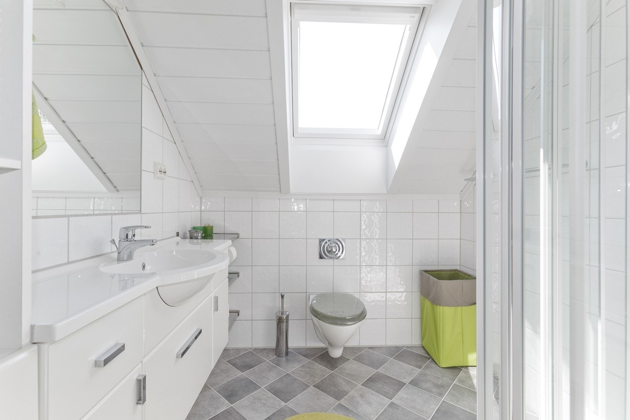 Moderne bad i 2 etg., med veluxvindu i taket som gir godt med dagslys inn. Stor bred servant med innreding, vegghengt wc og dusjhjørne. Galleribilde