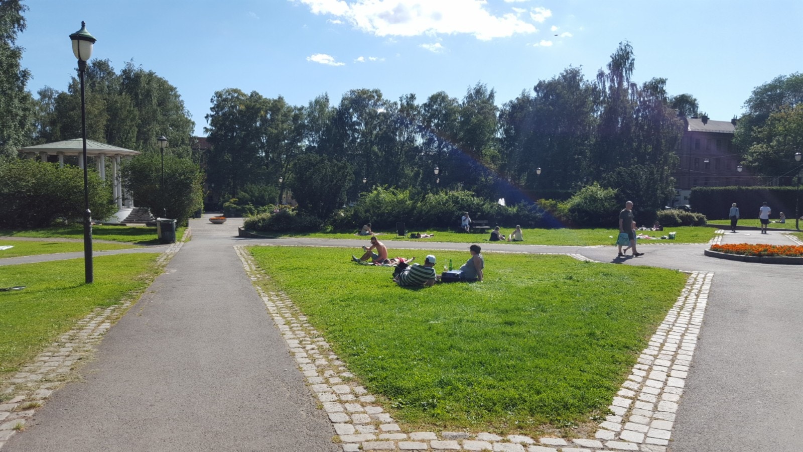 Sommerstemning. Nydelige Birkelunden med park, fontene og søndagsmarked. Rett utenfor døra Galleribilde