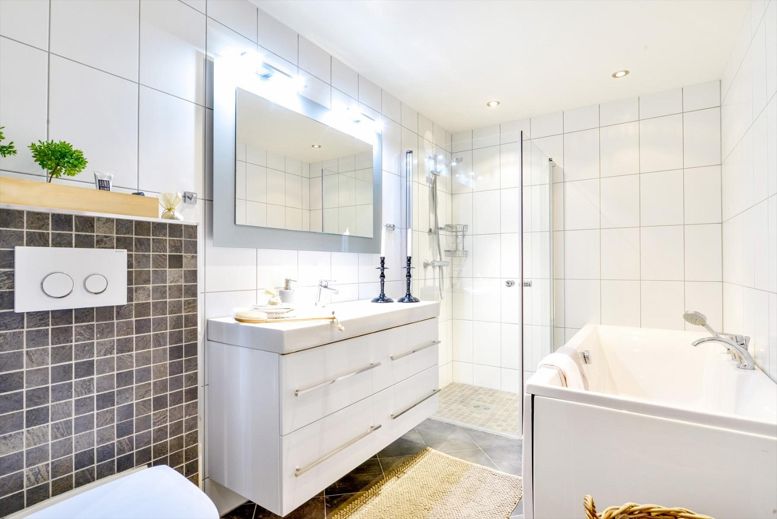 Pent flislagt bad med varmekabler i gulv, samt opplegg for vaskemaskin. Vaskemaskin vil for øvrig medfølge Galleribilde