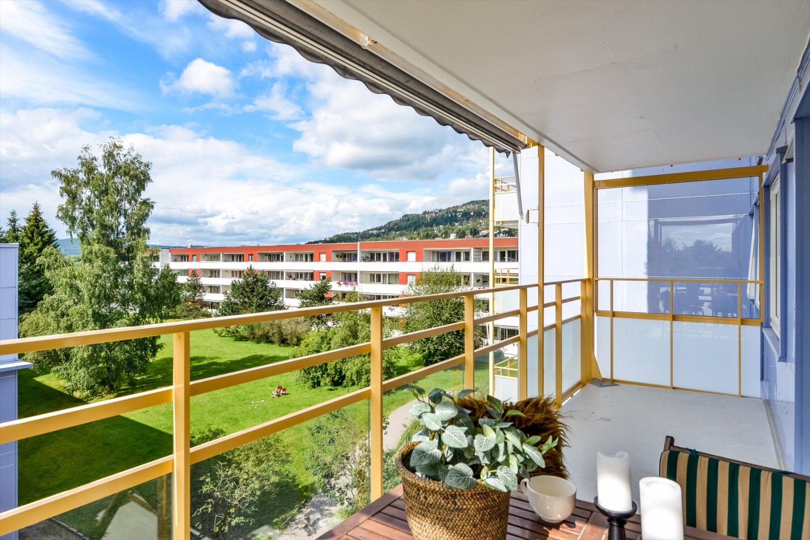 Det er god plass til en sittegruppe hvor man kan nyte sene sommerkvelder i usjenerte omgivelser Galleribilde