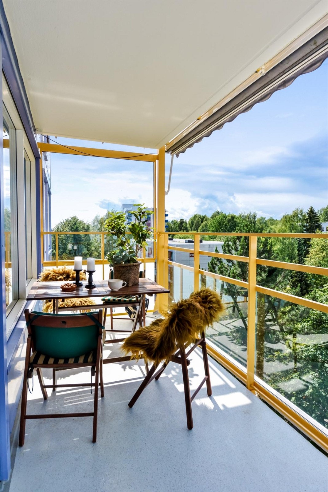 Direkte utgang til en romslig balkong med hyggelig utsikt over rolig bomiljø Galleribilde