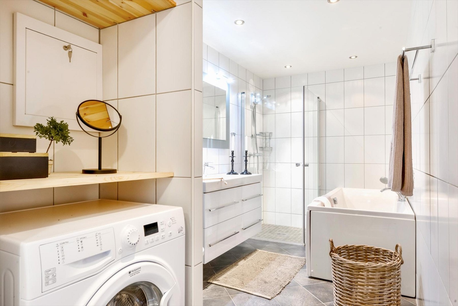 Badet ligger i tilknytning til gangen og er innredet med bl. a. dusjhjørne med svingbare skjermvegger, badekar med dusj, vegghengt wc m.m. Galleribilde