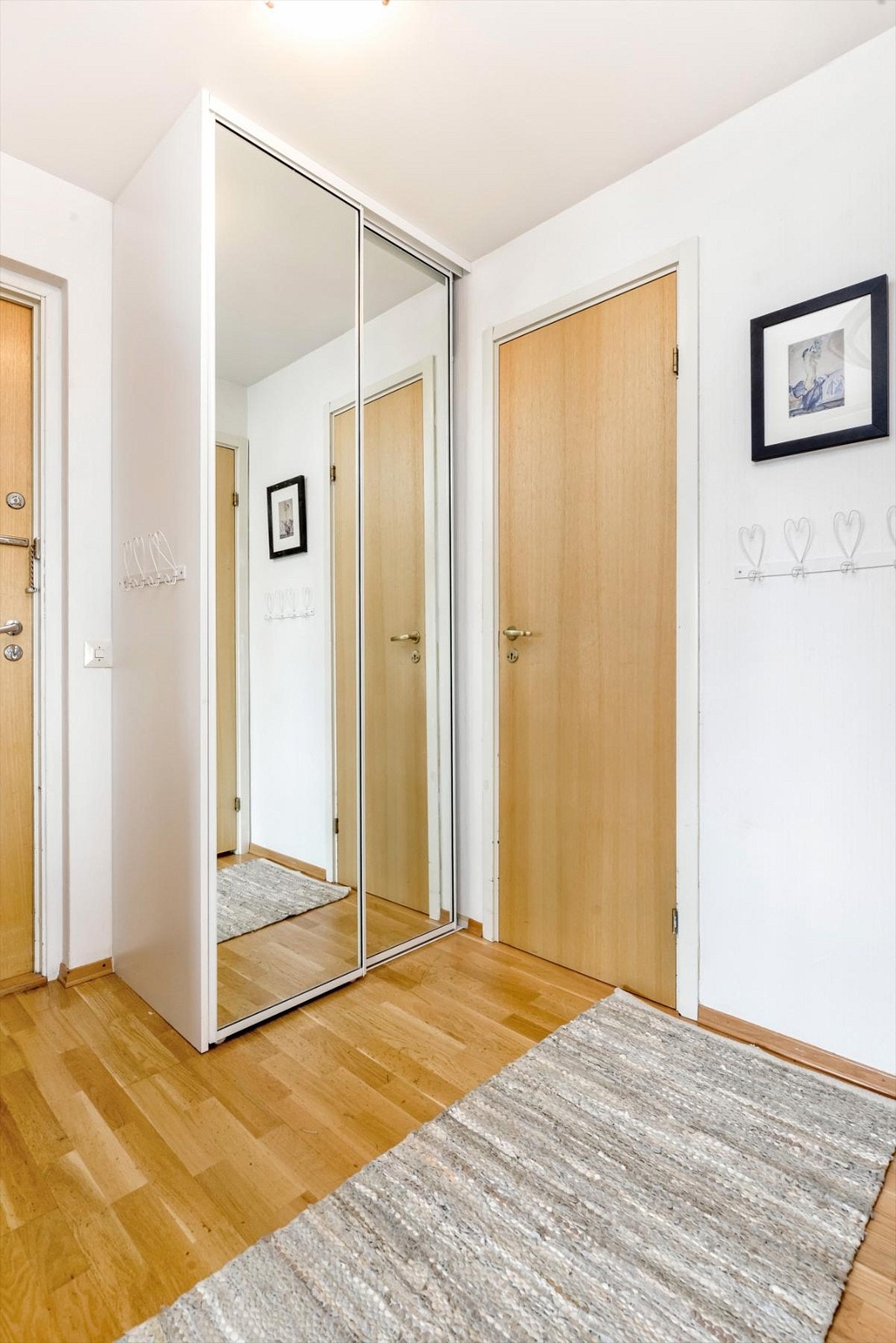 I tilknytning til gangen er det en praktisk innvendig bod på ca. 2 kvm hvor man enkelt kan oppbevare det man ikke har behov for i det daglige Galleribilde