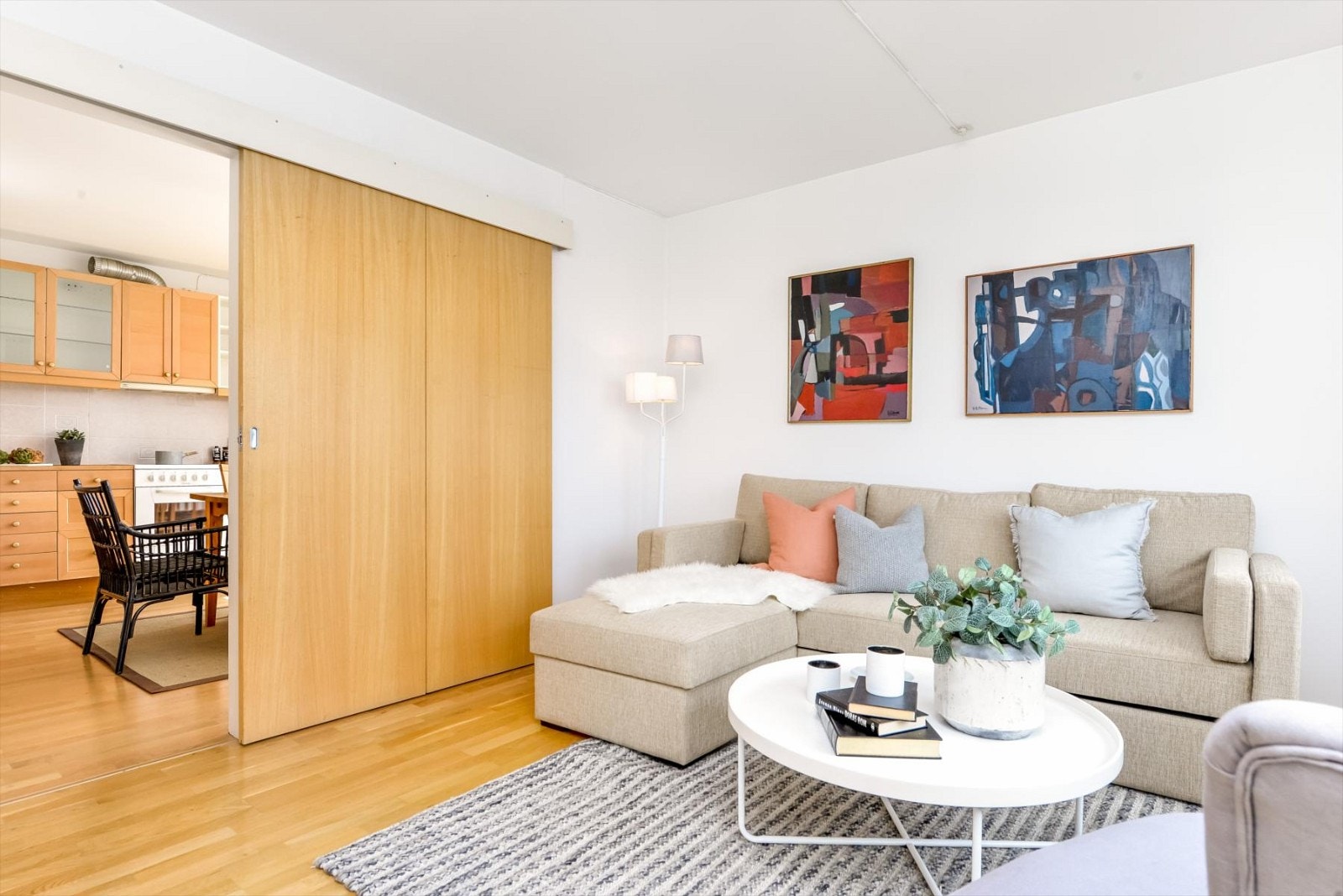 Soverom II ligger i tilknytning til kjøkkenet. Rommet er herlig romslig og er rikt på lys med store vindusflater som er vendt mot vest Galleribilde